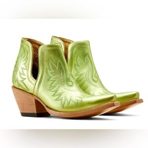 **NWOT** Ariat Dixon Ankle Cowboy Boot in Electric Apple